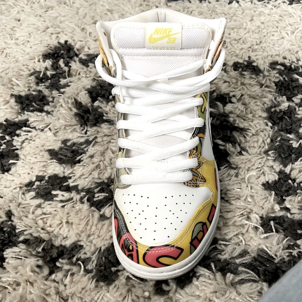 Nike
Dunk High PRM DLS SB QS 
“De La Soul”